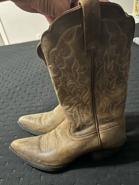 Ariat sz 5.5. Classic Embroidered Western Cowboy Boots - Tan